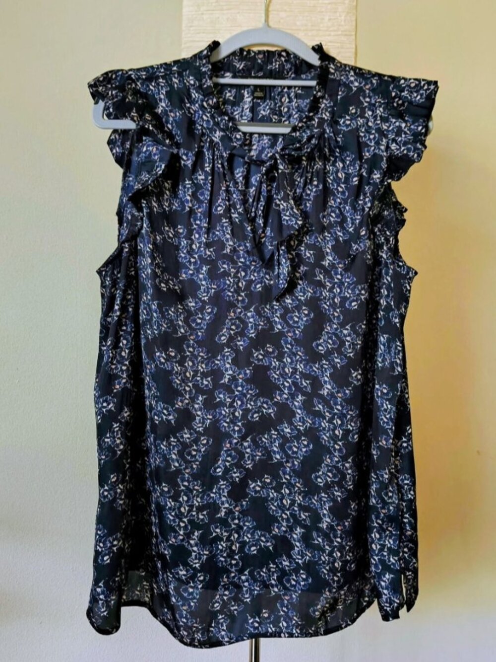 Banana Republic Navy Blue Floral Sleeveless Blouse Ruffle Tie-Front Top Large